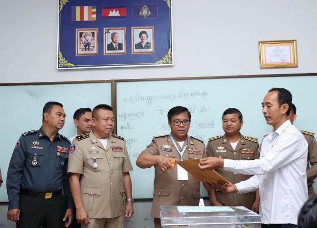 អភិបាលខេត្តមណ្ឌលគិរី អញ្ជើញកាត់បើកវិញ្ញាសារ និងលើកទឹកចិត្តដល់សិស្សានុសិស្ស ប្រឡងបាក់ឌុប នៅវិទ្យាល័យហ៊ុនសែនមណ្ឌលគិរី