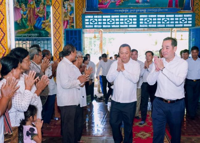 អភិបាលខេត្តកំពង់ចាម នាំយកទៀនវស្សា និងទេយ្យទាន វេរប្រគេនព្រះសង្ឃគង់ចាំព្រះវស្សា ចំនួន ៦ វត្តនៅស្រុកបាធាយ