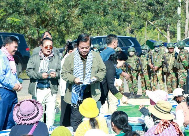 ស្នងការនគរបាលខេត្ដឧត្ដរមានជ័យ ចូលរួមដឹកនាំកម្លាំងនគរបាលការពារថ្នាក់ដឹកនាំជាន់ខ្ពស់ ក្នុងកម្មវិធីចុះសួរសុខទុក្ខ នាំយកអំណោយជូនយុទ្ធជនសមរភូមិមុខ និងប្រជាពលរដ្ឋភៀសសឹក