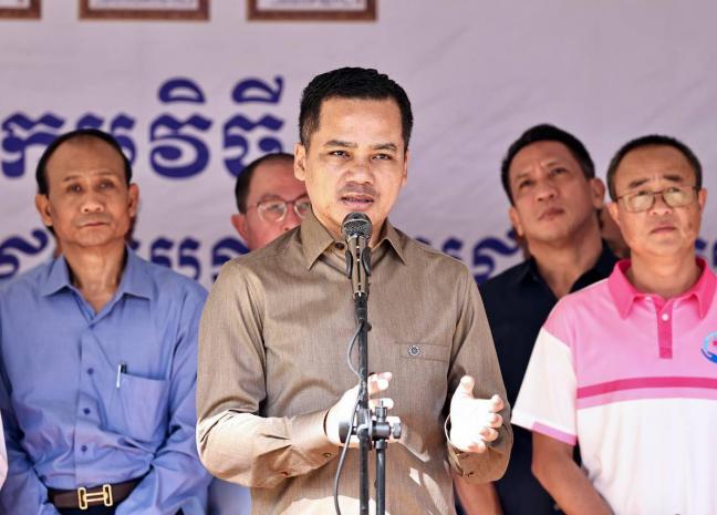 ឯកឧត្ដមអភិសន្តិបណ្ឌិត ស សុខា កោតសរសើរក្រុមគ្រូពេទ្យស្ម័គ្រចិត្តដែលបន្តខិតខំព្យាបាលពលរដ្ឋ ក្រោយដកឃ្លាមួយរយៈ ក្នុងកាលៈទេសៈកម្ពុជារងការឈ្លានពានពីយោធាថៃ