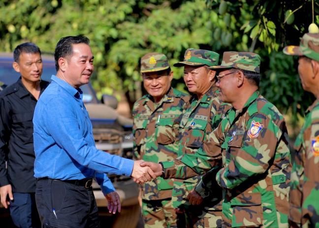 អភិបាលខេត្តកំពង់ចាម អញ្ជើញចុះសួរសុខទុក្ខ និងនាំយកអំណោយសម្តេចធិបតី ប្រគល់ជូនកងពលតូចអន្តរាគមន៍លេខ៦ ដែលជាអង្គភាពសម្ព័ន្ធមេត្រីភាព ក្នុងឱកាសឆ្នាំថ្មីប្រពៃណីជាតិខ្មែរ