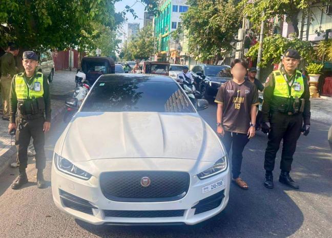 រថយន្ត ០៣គ្រឿង និងម៉ូតូ ១២គ្រឿង ត្រូវអាវុធហត្ថរាជធានីភ្នំពេញ បង្ក្រាបយកម្ចាស់ទៅព្រមាន និងអប់រំជាបន្តបន្ទាប់ ពាក់ព័ន្ធករណីកែច្នៃបំពង់ស៊ីម៊ាំងម៉ូតូខុសលក្ខណៈបច្ចេកទេស!