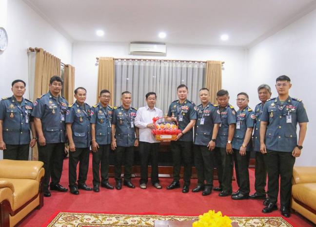 ឧត្តមសេនីយ៍ត្រី សៀ​ ទីន អញ្ជើញជូនពរ ឯកឧត្តម ប្រាក់ សោភ័ណ ក្នុងឱកាសពិធីបុណ្យចូលឆ្នាំថ្មី ឆ្នាំ២០២៦