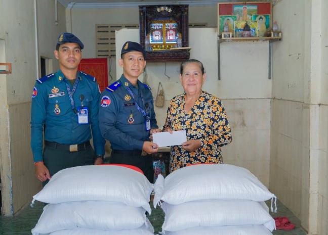 ឧត្តមសេនីយ៍ឯក រ័ត្ន ស៊្រាង បន្តជួយដល់គ្រួសារអតីតអ្នករួមការងារនាសម័យរដ្ឋកម្ពុជា!