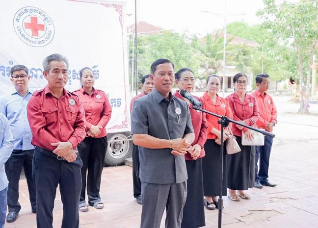 អភិបាលខេត្តតាកែវ នាំយកអំណោយប្រគល់ជូនប្រជាពលរដ្ឋរងគ្រោះដោយសារខ្យល់កន្រ្តាក់ចំនួន ៧៥គ្រួសារ នៅស្រុកត្រាំកក់