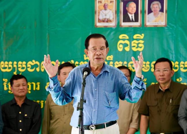 សម្តេចតេជោ ហ៊ុន សែន ជួបសំណេះសំណាល និងចែកអំណោយជូនជនភៀសសឹក​នៅមជ្ឈមណ្ឌលជនភៀស​សឹក​បណ្តោះអាសន្ននៅភូមិស្លក្រាម