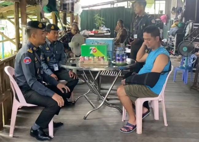 មេបញ្ជាការ អាវុធហត្ថខណ្ឌទួលគោក ចុះសួរសុខទុក្ខសមាជិក ដែលបានជួបគ្រោះថ្នាក់ដួលបាក់ឆ្អឹងកំភួនដៃឆ្វេង!